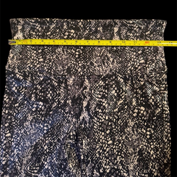 SPANX Snakeskin Print Leggings Size LG EUC - Picture 5 of 12